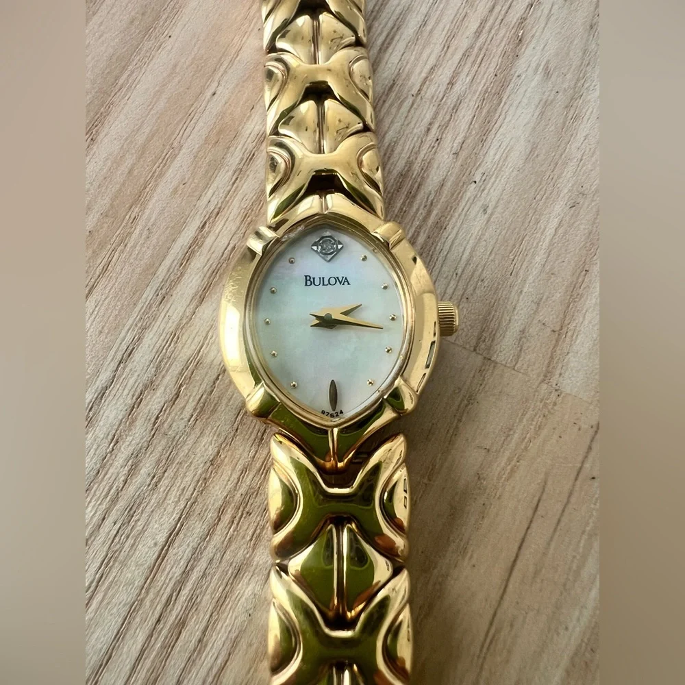 Bulova ladies oval gold tone dress watch NEW BATTERY